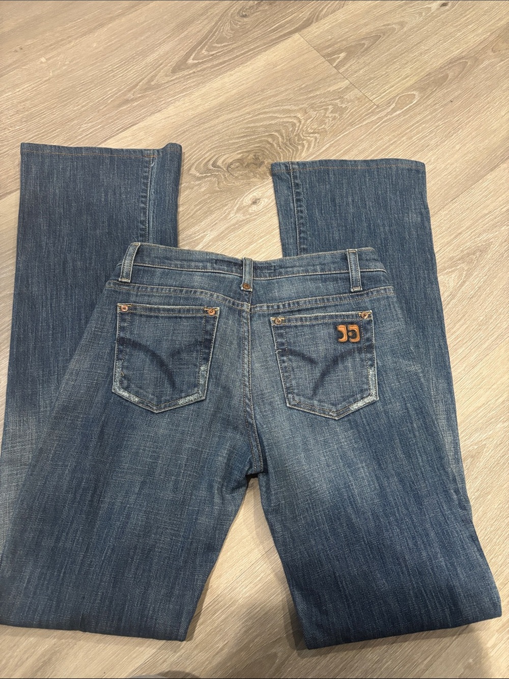 Joe’s Jeans Women’s Mid-Blue Jeans with Back Pocket Accent